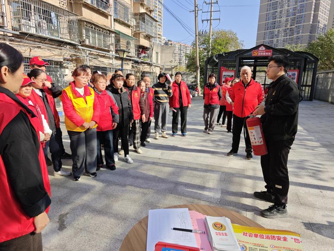 消防演练进小区 安全知识入人心