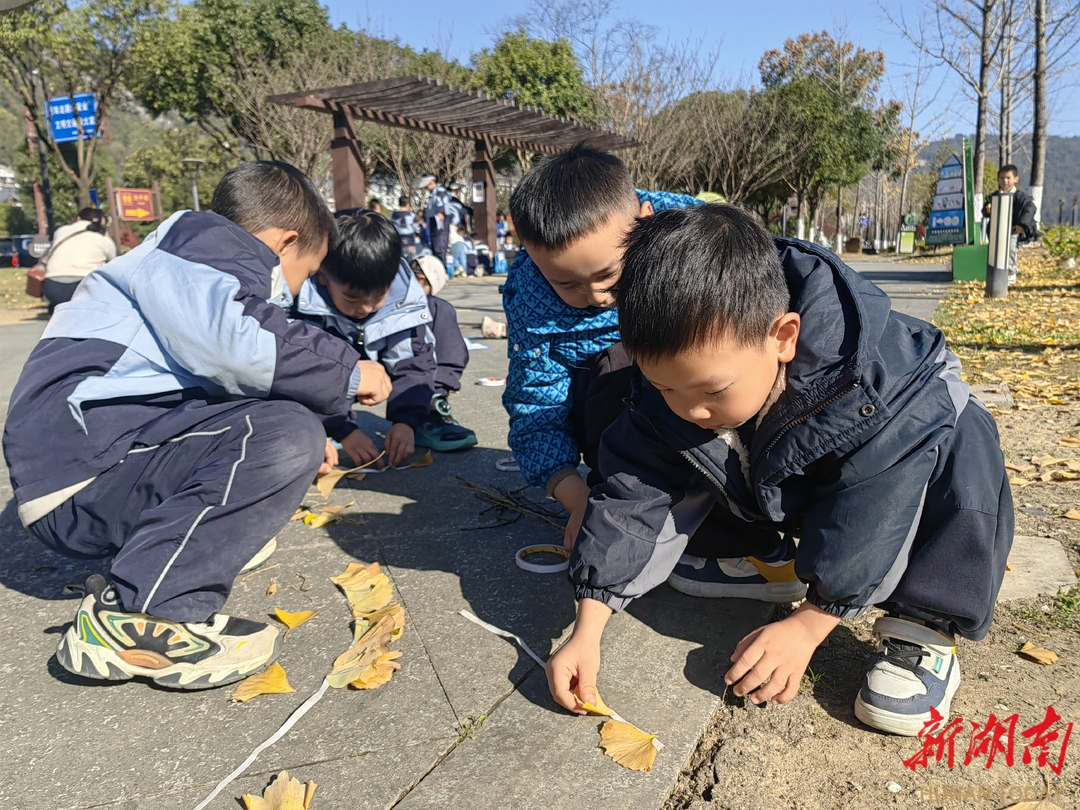 张家界市武陵源区索溪中心幼儿园开启“寻秋徒步·乐享自然”趣味研学之旅