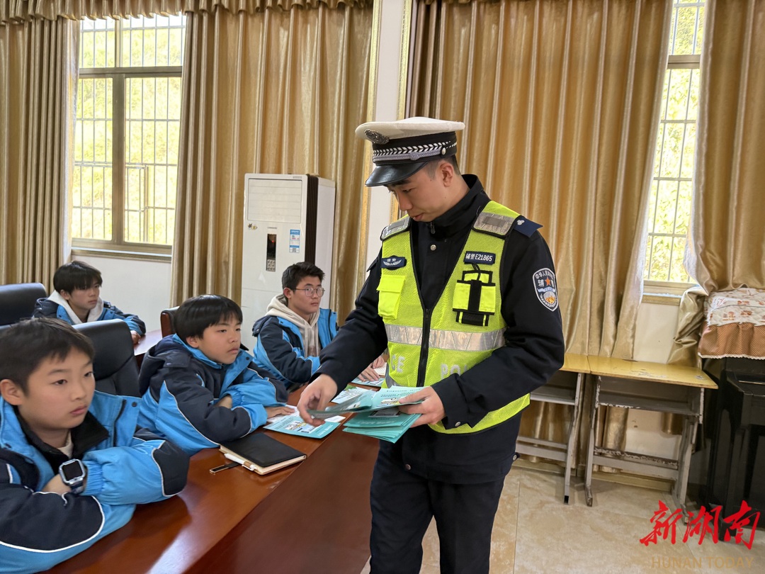 邵阳县交警用“以案说法+有奖问答”为学生筑牢安全防线
