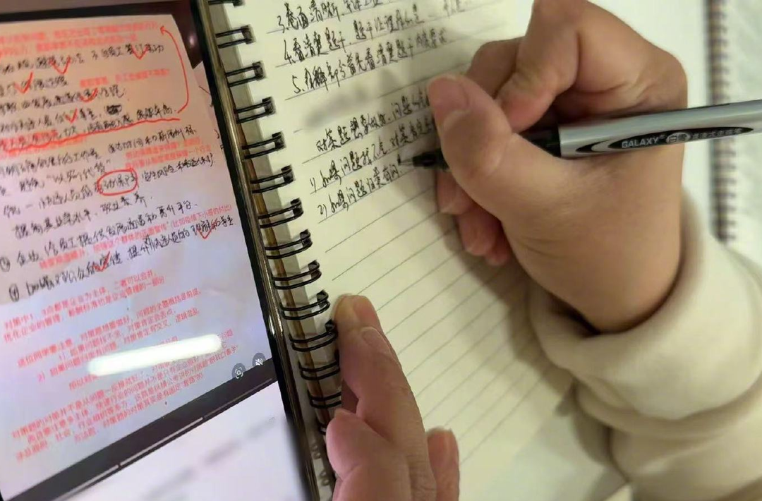 女子一年内偷卖公司60多斤黄金，非法获利1700余万，投资理财全亏光！被刑拘