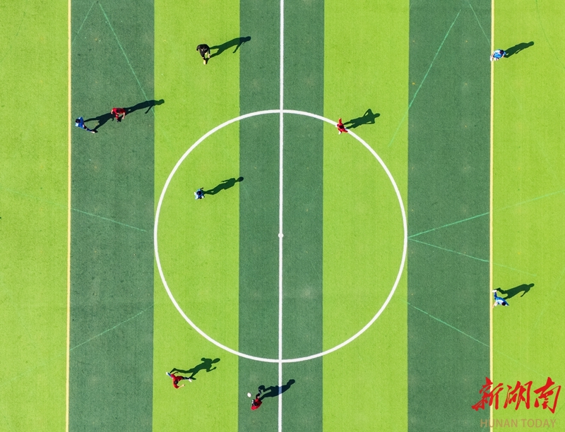 校园足球赛 竞技展活力