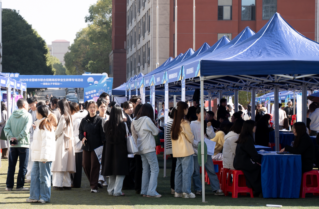 超3000名毕业生赴现场选岗，校园创业为招聘会添活力