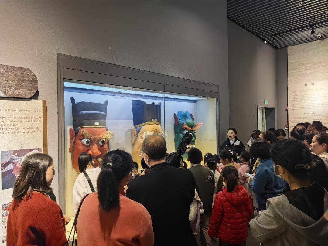 在湘西州博物馆，亲子共绘“傩”趣时光