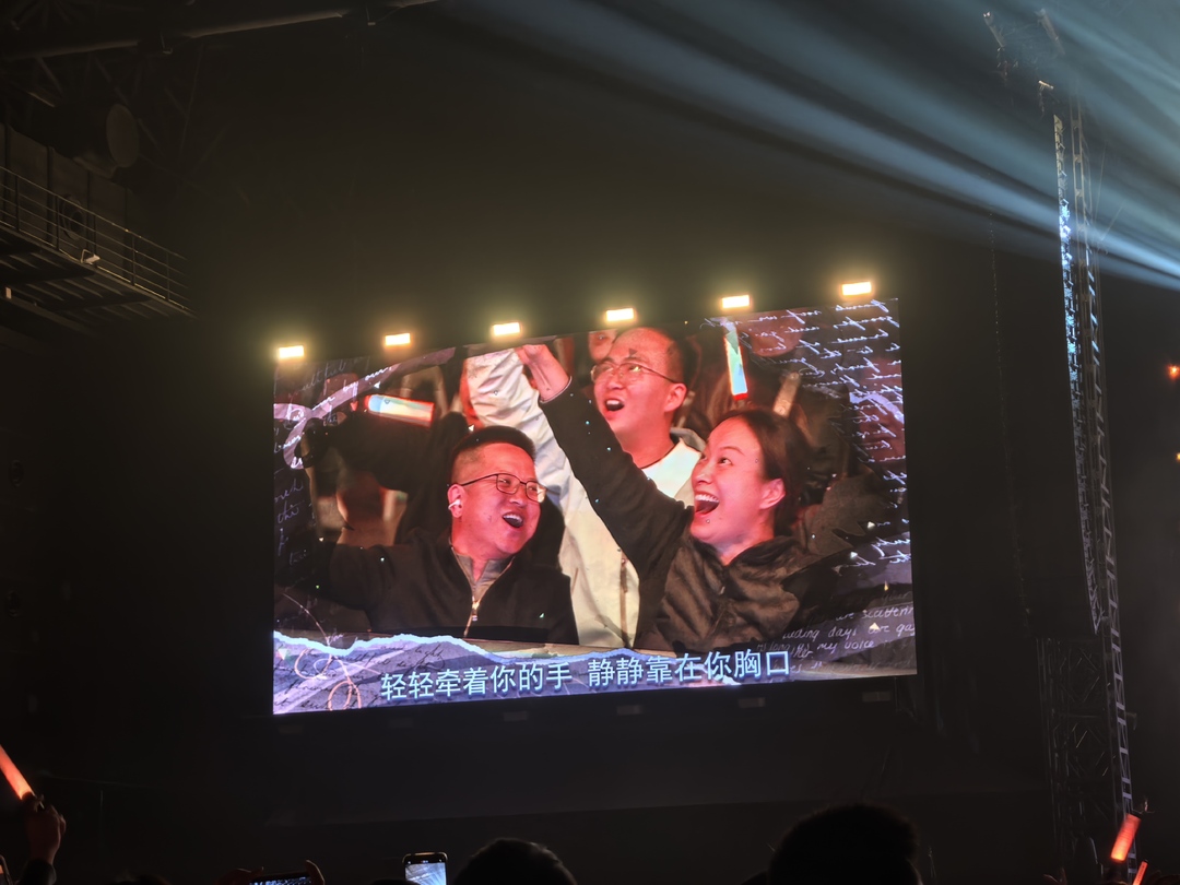 观众吻吻吻吻……海来阿木长沙演唱会糖度爆表