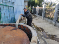 永州冷水滩区：洒水车变身“送水车”解民忧