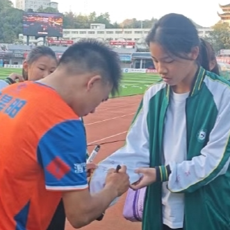 湘西球员李昊阳赛后化身“鸡排哥”~