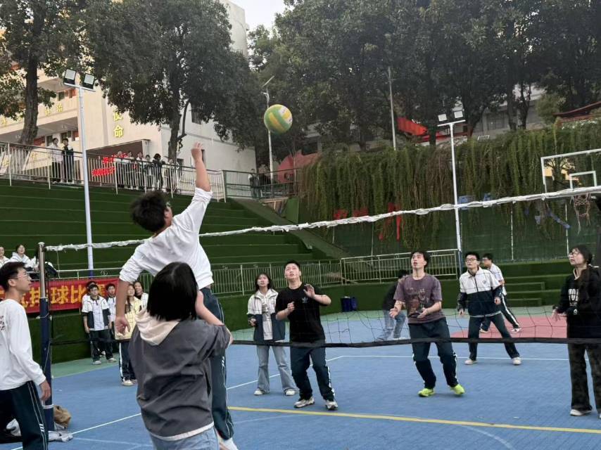 衡阳市田家炳实验中学举办2025年高三气排球比赛