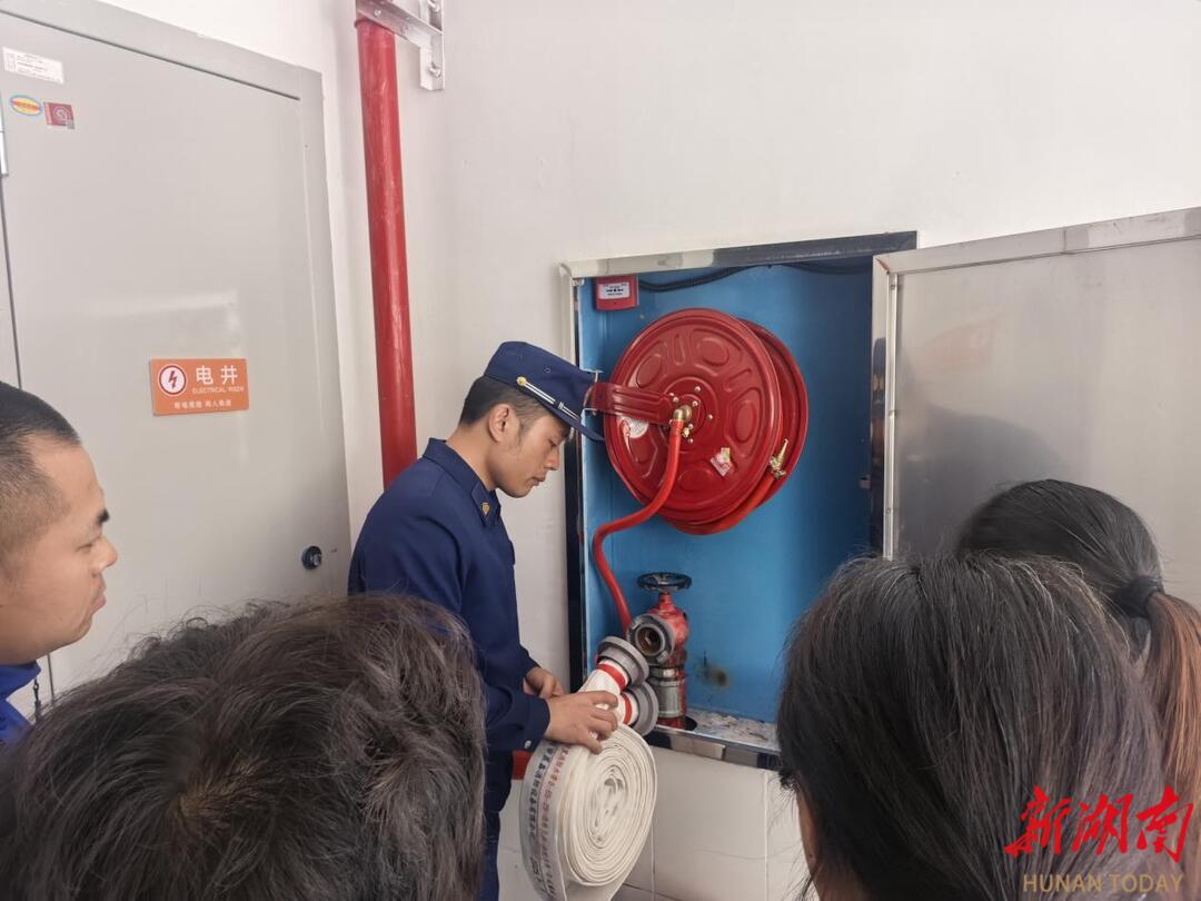 书堂山消防救援站深入辖区养老院开展“六熟悉”演练