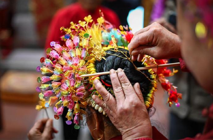 香道、簪花、掐丝珐琅……“小众非遗”何以成为年轻人“心头好”？