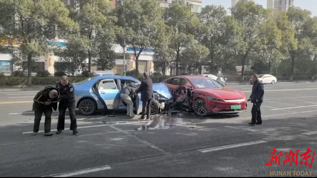 桃江警民合力救援，4名因车祸被困群众成功脱险