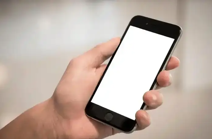 怀疑自己被偷拍，可以要求查看对方手机吗