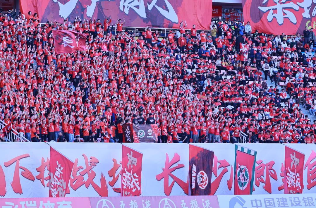 湘超第12轮·图集｜4:1大胜怀化，“长沙红”见证绿茵的热爱