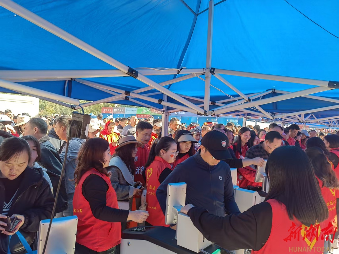 “红马甲”守护绿茵场——234名志愿者温暖“湘超”湘西主场