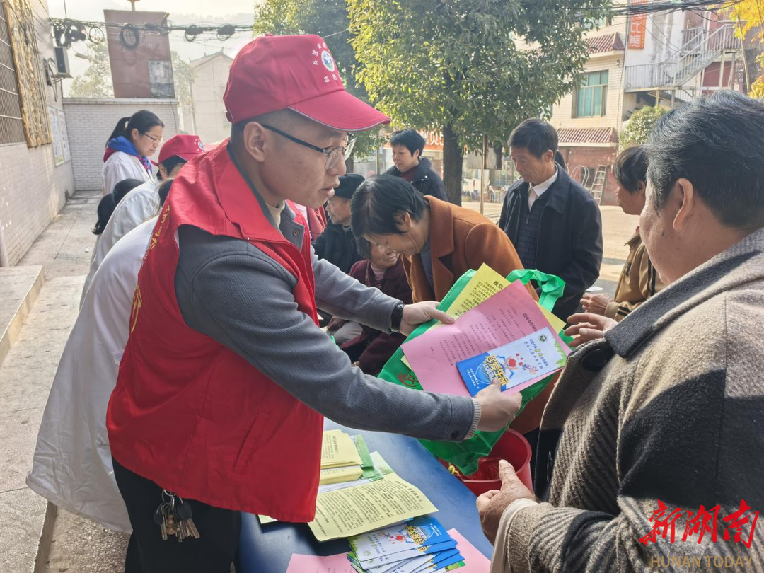 斗笠山镇开展艾滋病防治知识宣传活动