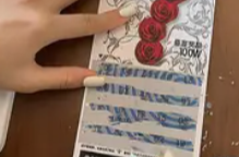 线上线下随意售 “整蛊彩票”是娱乐道具还是非法陷阱？