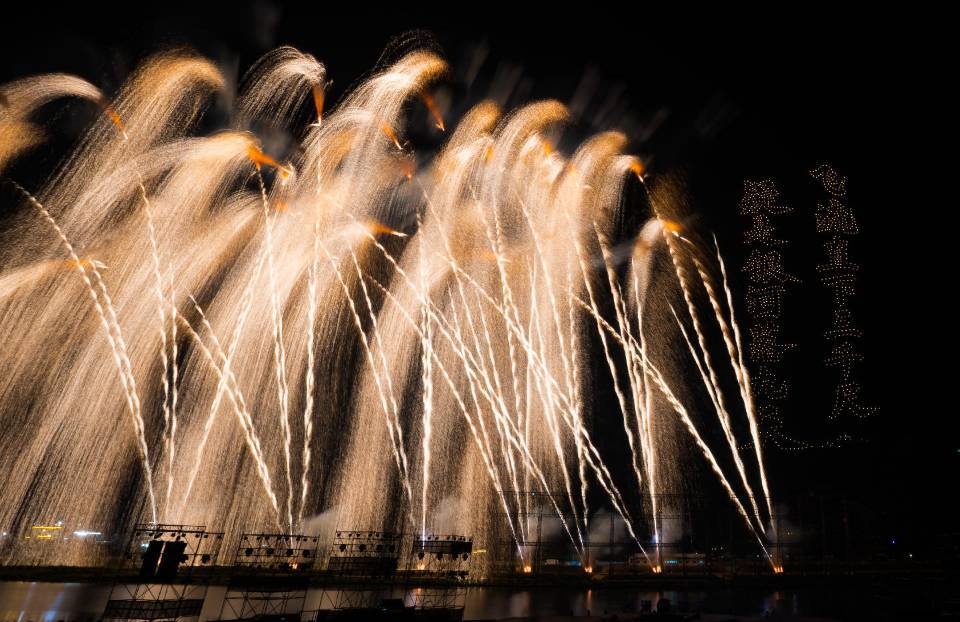 2025年周末烟火秀完美收官  “璀璨银河之夜”焰火耀空