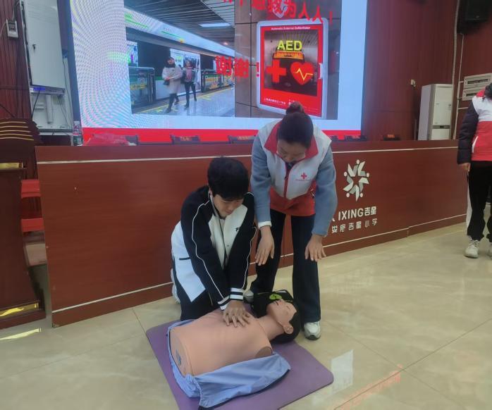 “救”在身边 守护成长——娄底吉星小学开展急救与AED使用专题培训