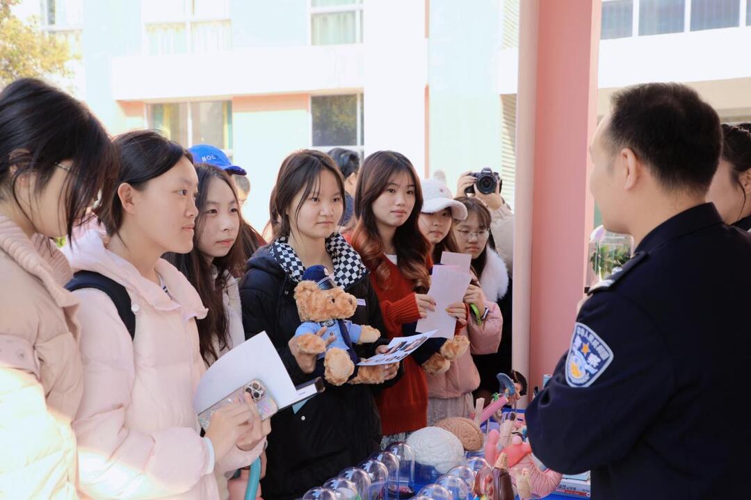筑牢青春防线，校警联动密织禁毒防艾安全网
