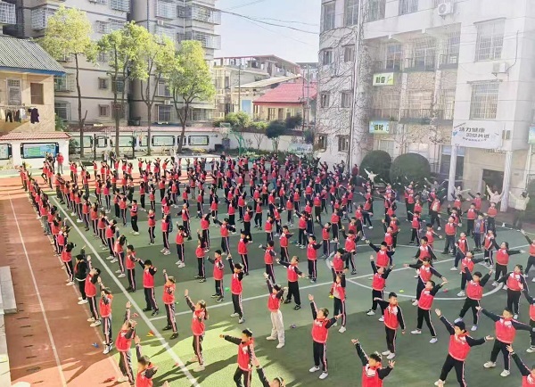 南县城区中心学校：全员文体绘景 师生共燃课间