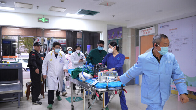 1岁男宝误吞1cm长玻璃渣，2小时紧急跨市救援后脱险