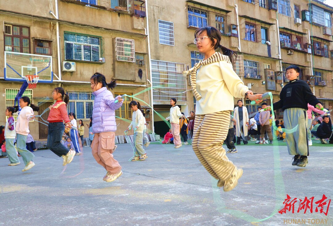 双峰县永丰街道二完小举行趣味运动会