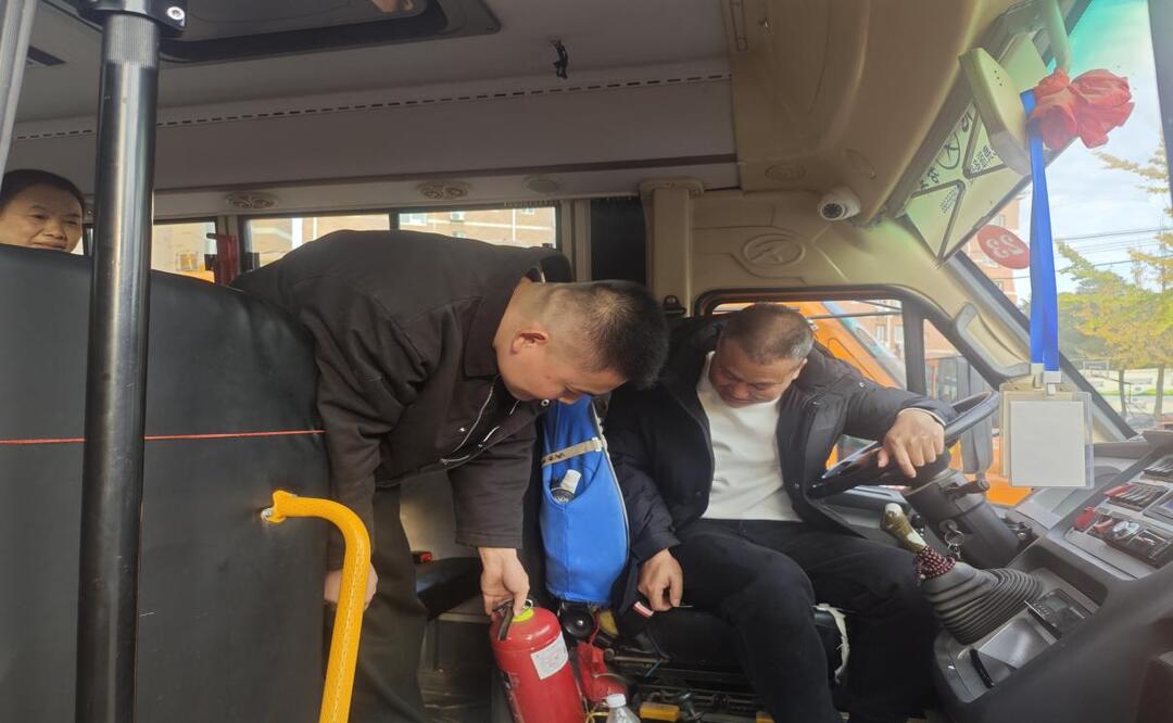 南县明山头镇：紧盯校车安全检查 筑牢学生安全防线