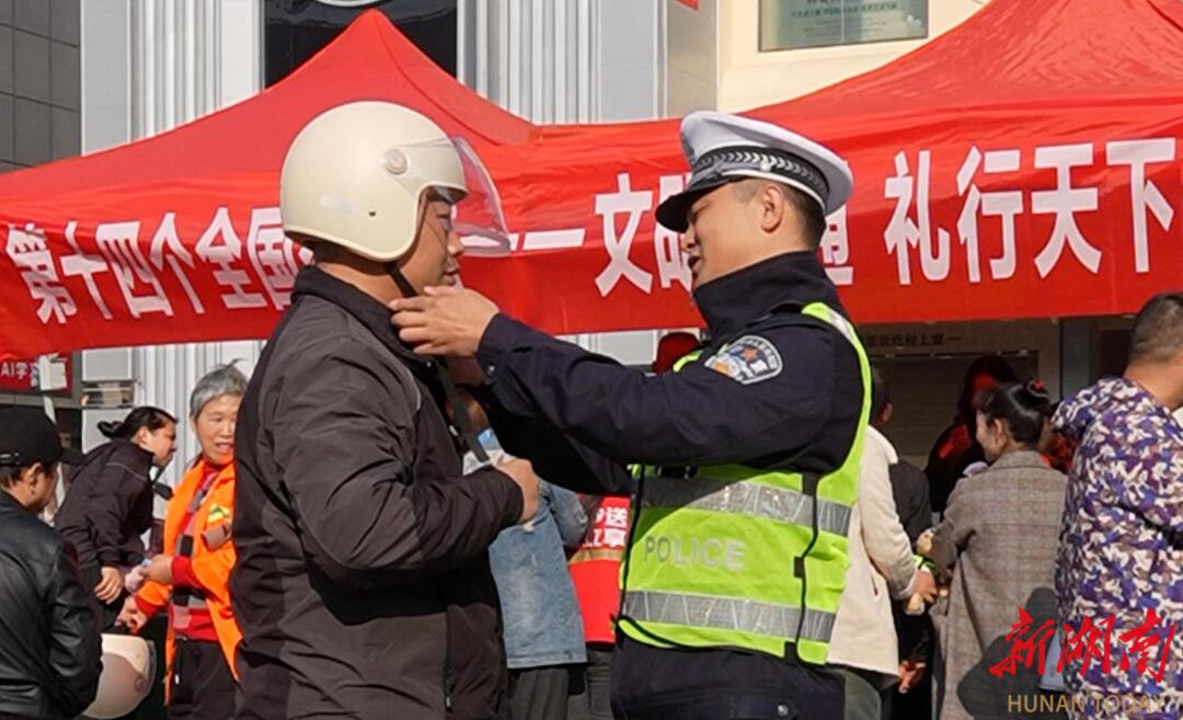 岳阳县公安交警开展“122全国交通安全日”主题宣传活动