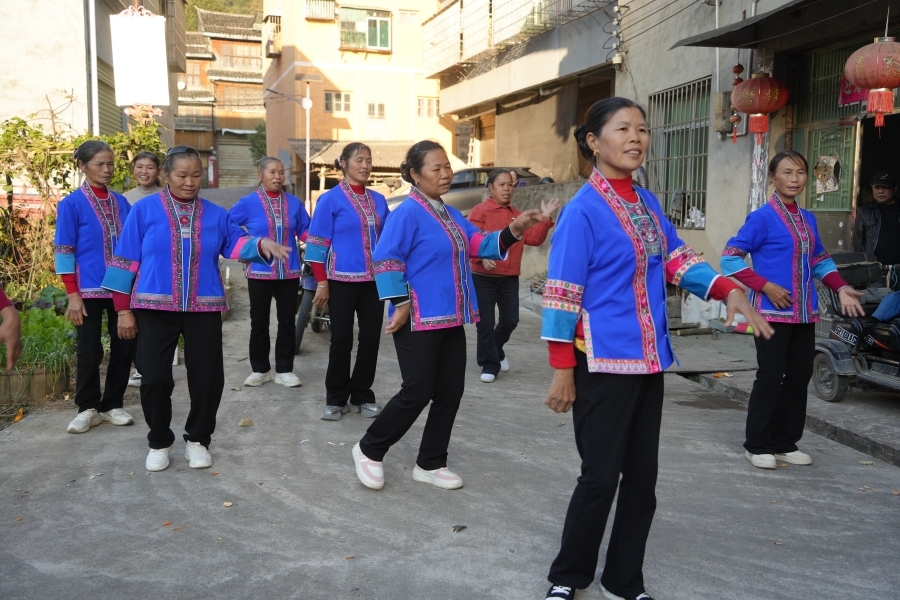 绥宁通道两地侗胞欢聚陇城镇 共庆石姓侗年