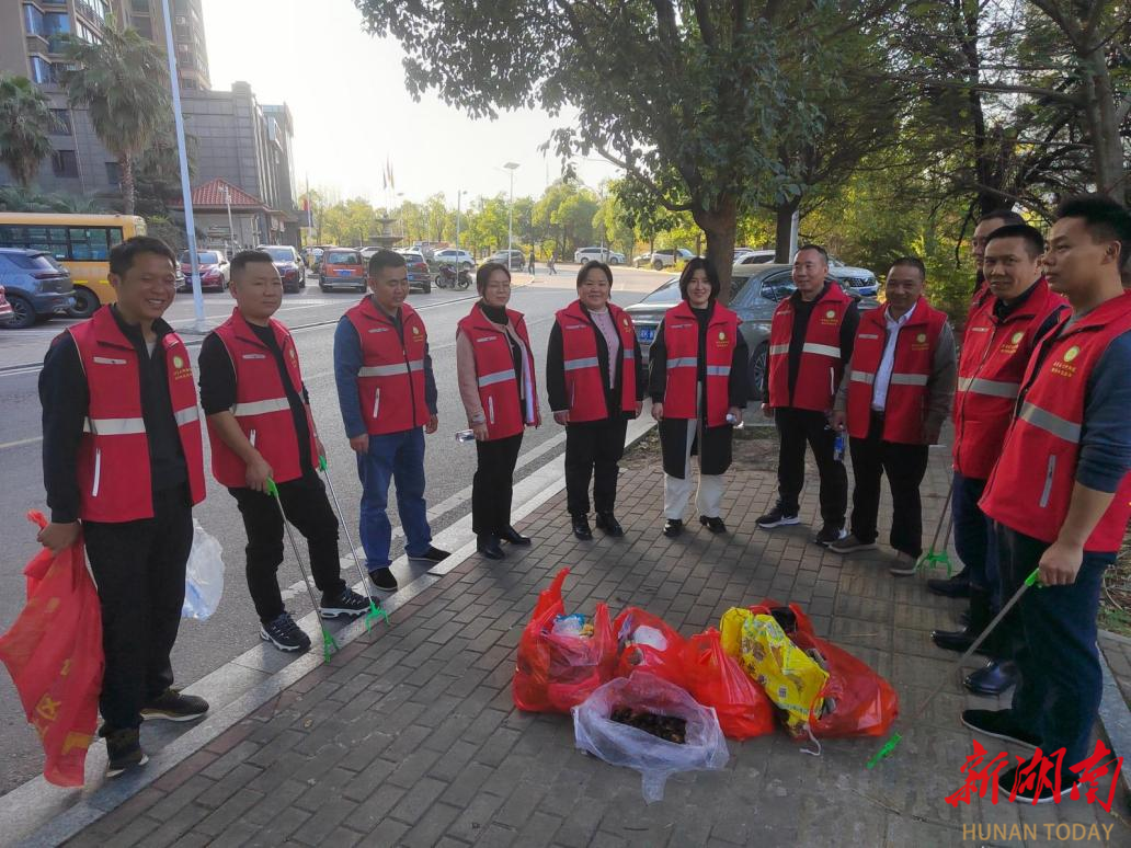 娄底市开展“守护母亲河、清河净滩志愿行”志愿服务活动