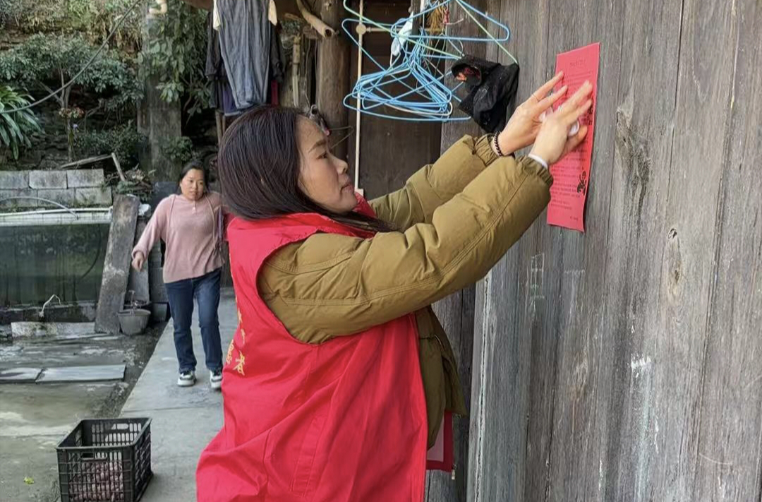 吉首市己略乡开展志愿服务敲门送平安