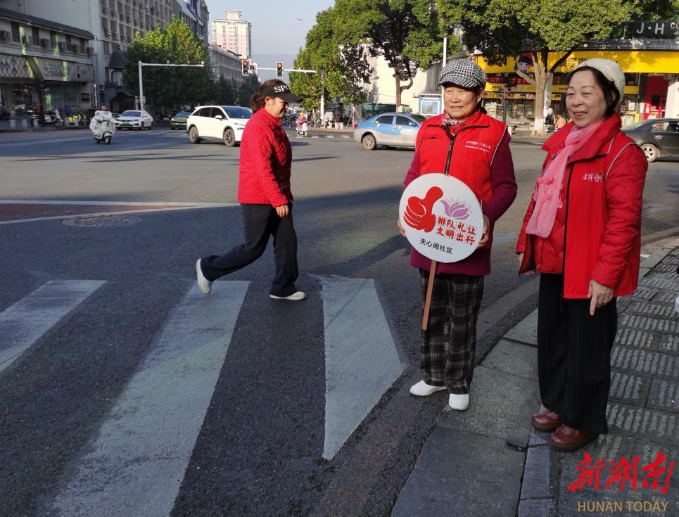 “五老”护平安 共筑安全网