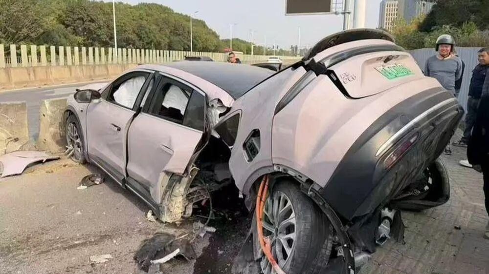 蔚来EC6撞隔离带致车体断裂 蔚来汽车官方回应