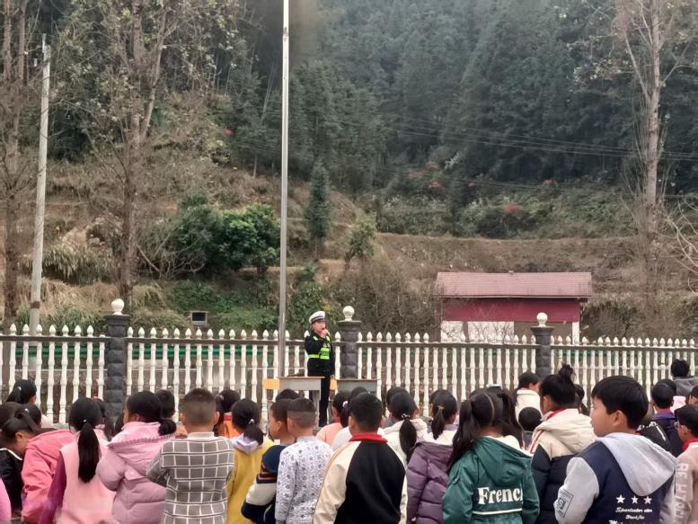 中方县芙蓉教育集团接龙镇学校：开展“全国交通安全日”活动