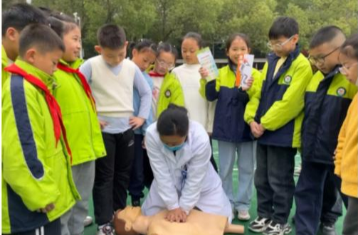 蒸湘区华新医院联合南华附二医院走进华新小学开展家庭医生签约服务
