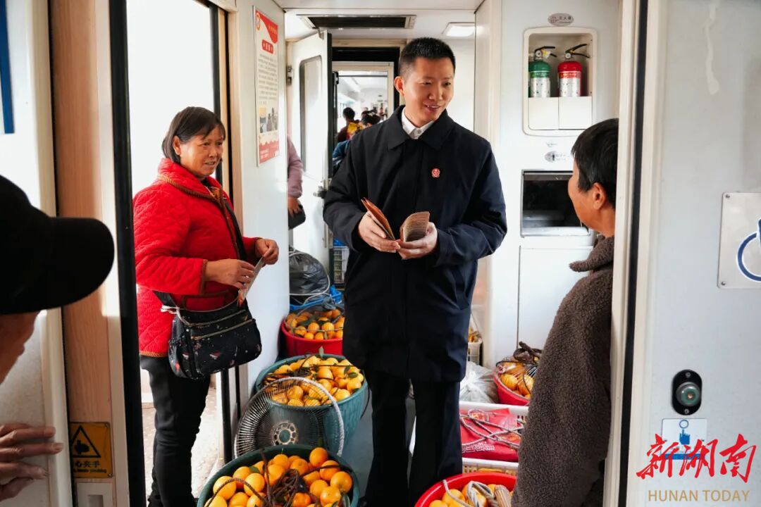 法官跟车跑 服务随轨行 “枫桥车厢”护航十万果农甜蜜路