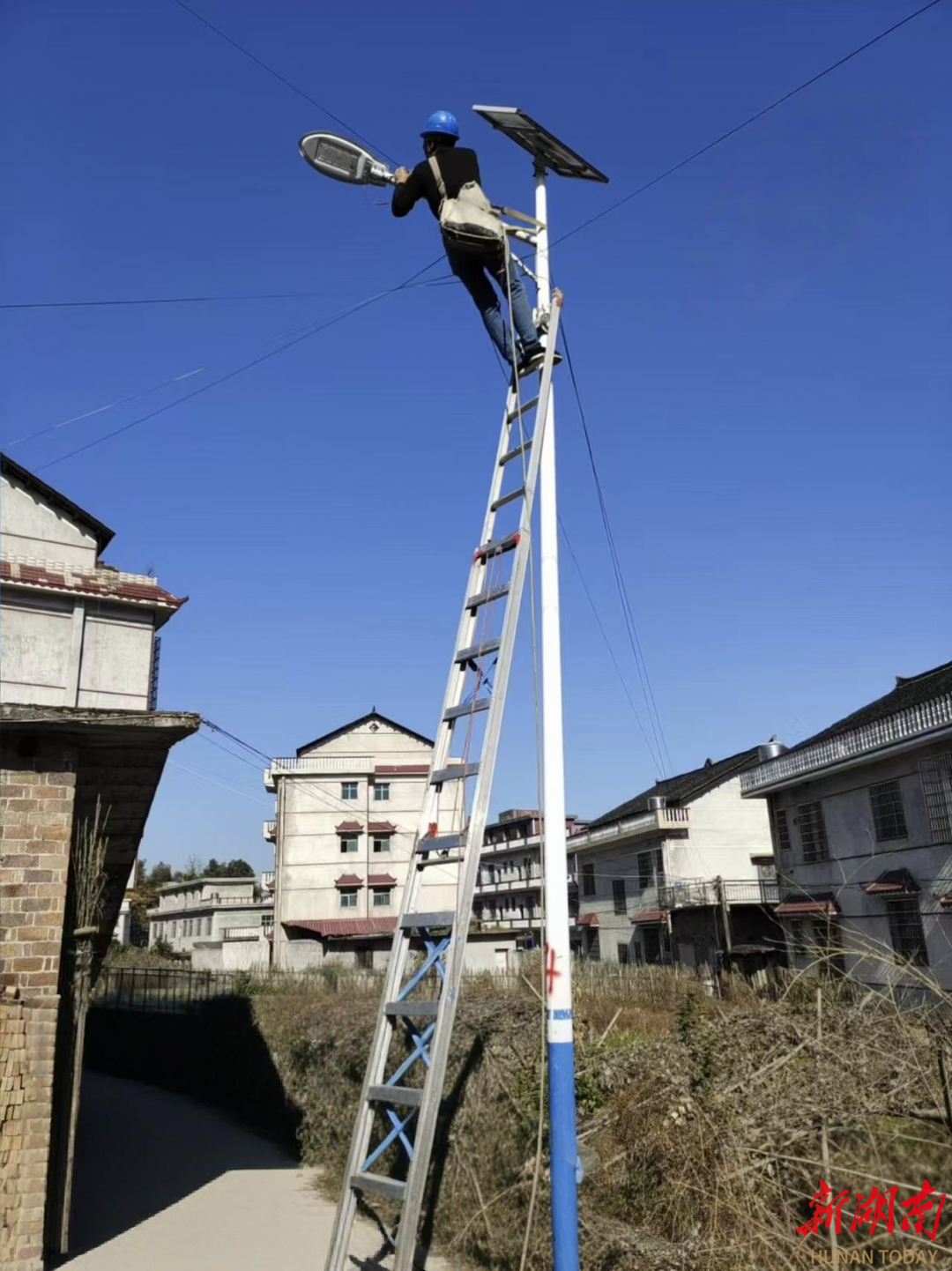 娄底市民政局驻村工作队协调爱心企业维修村内路灯