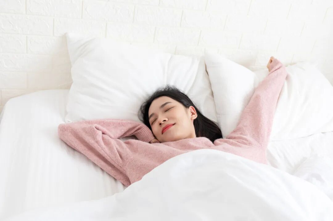 穿睡衣 VS 裸睡，到底哪个更健康？真相揭秘