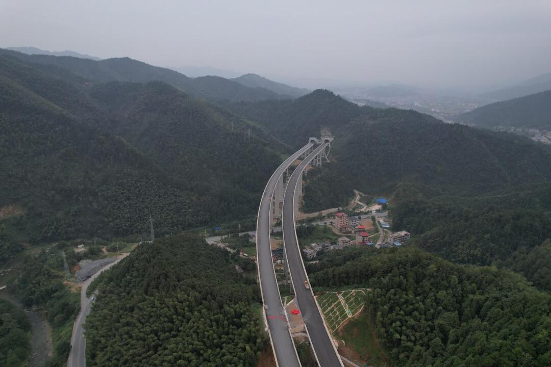 “弹钢琴艺术”在新新高速隆回段演绎