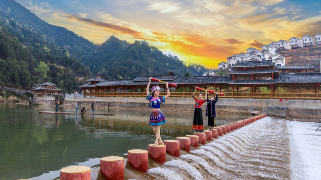 同心筑梦七十年 石榴花开火样红——写在江华瑶族自治县成立70周年之际