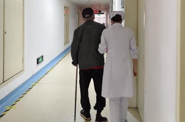 从抗拒治疗到康复出院，病房里的纸笔对话全程暖心见证