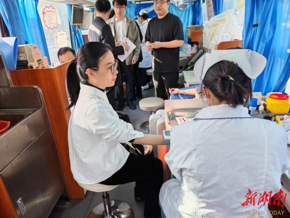 长沙银行娄底分行分工会组织职工参加义务献血活动