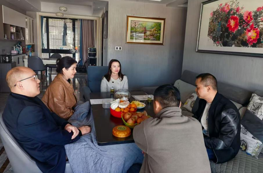 凤凰法院廉政家访传温情 家风助廉筑防线