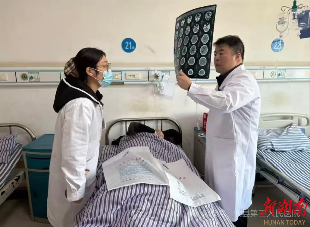 老人摔倒引发脑出血！女儿千里之外求助 家庭医生救回一命