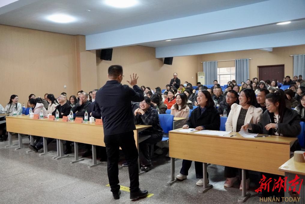 涟源市“阳光润童心-育见未来”家庭教育赋能公益讲座系列活动全面启动