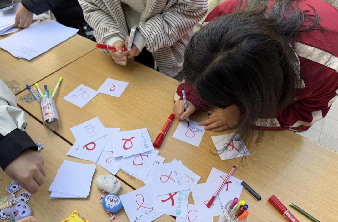 长沙民政职院外语学院开展“世界艾滋病日”宣传教育系列活动