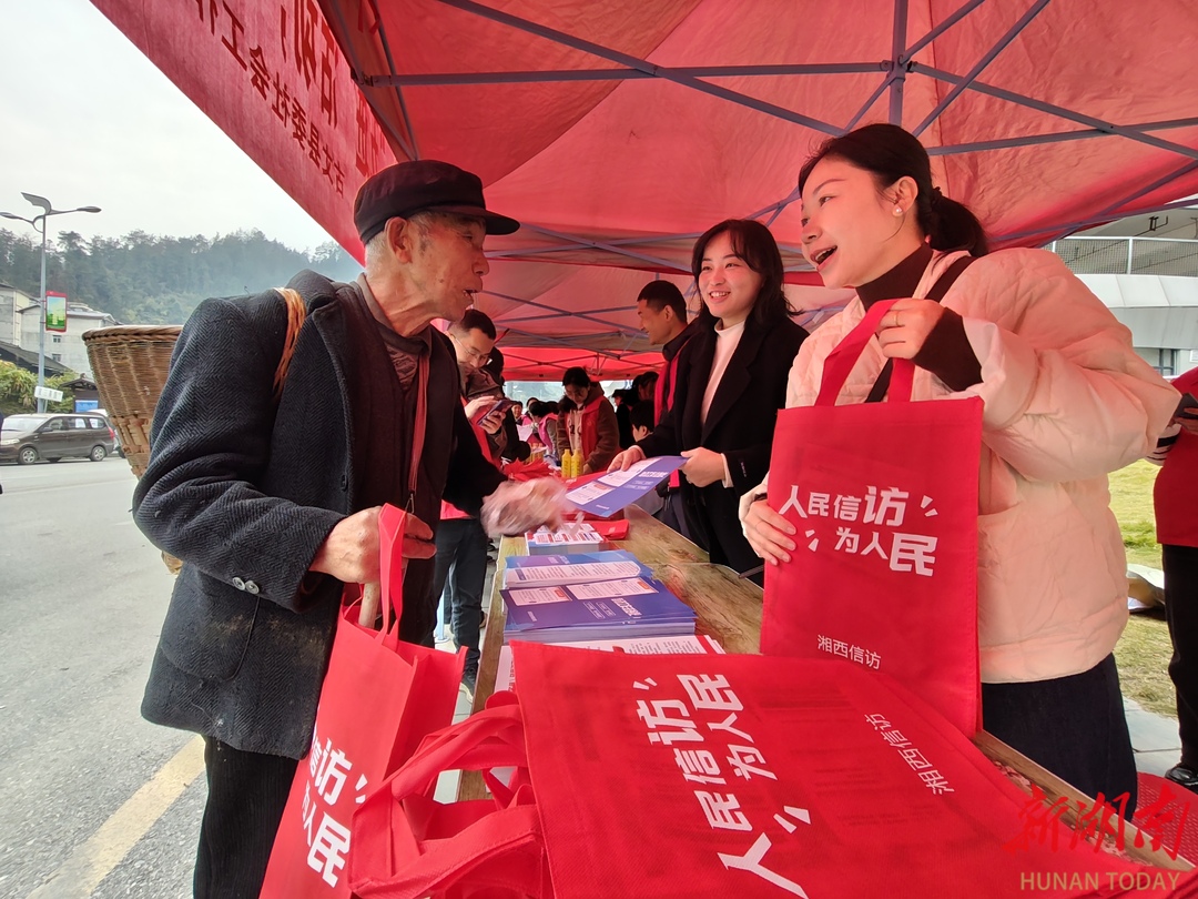 州县联动开展《信访工作条例》进集市活动