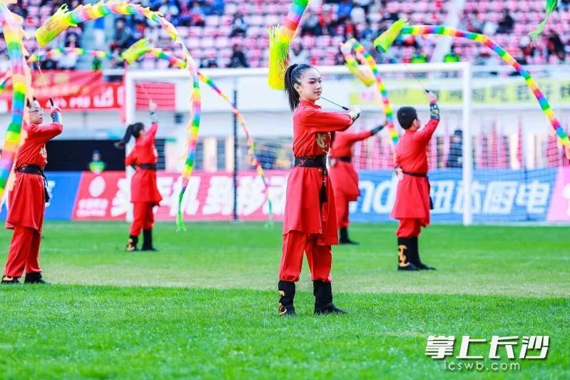 “湘超”赛场上，长沙孩子带来“中华武龙”，燃爆现场！