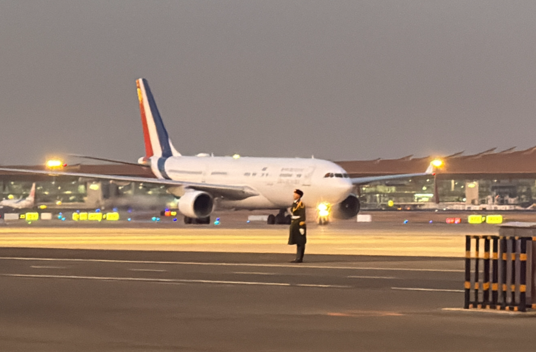 法国总统马克龙抵达北京开始访华