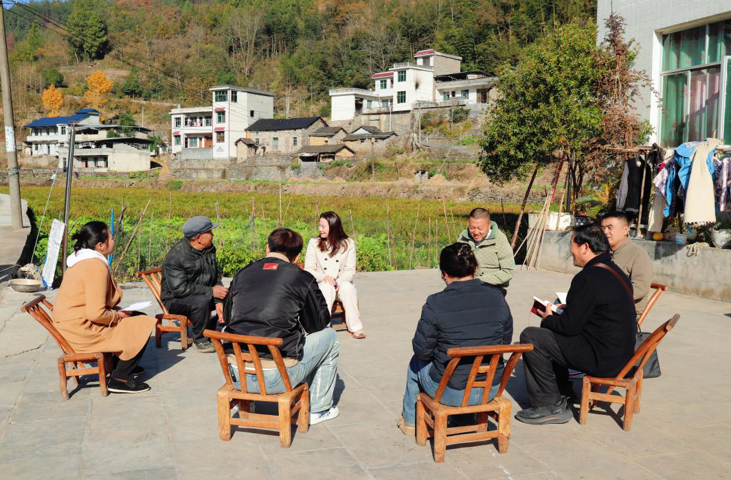 凤凰法院：走访入户暖民心 院坝座谈解民忧