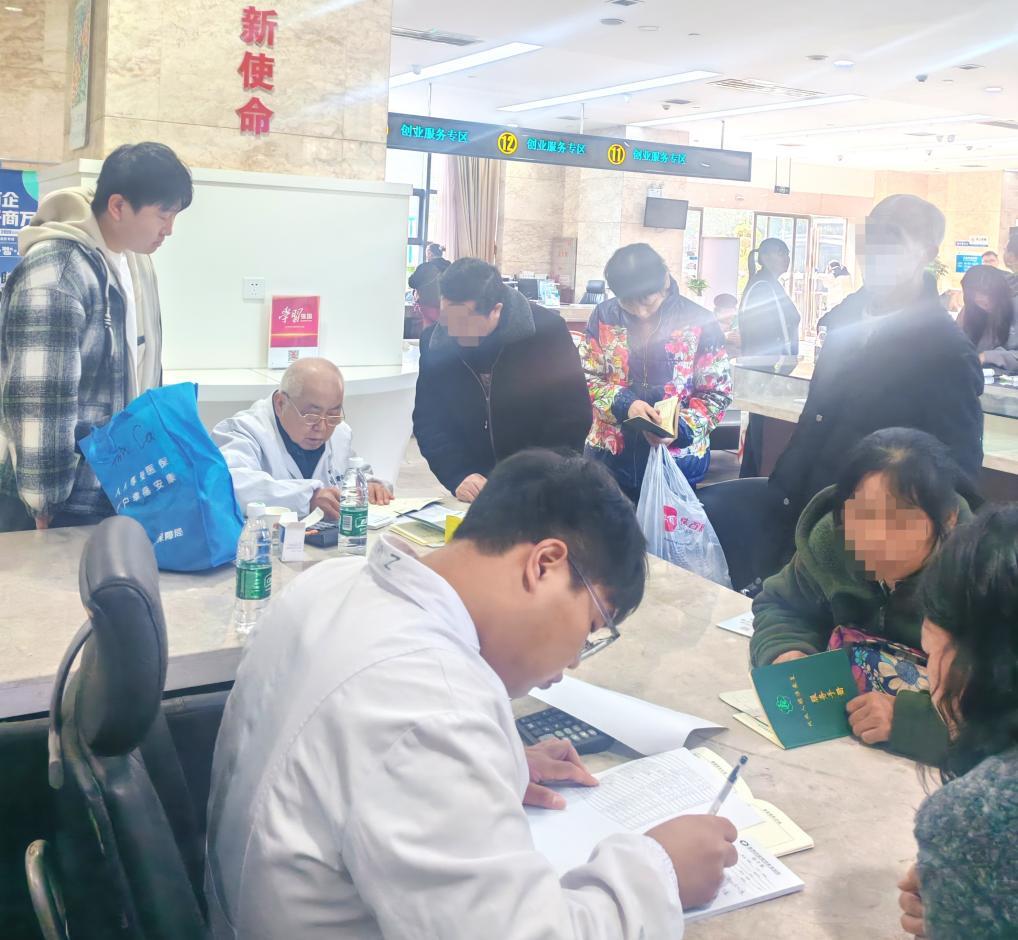 株洲市荷塘区残联开展第34个国际残疾人日暨“关爱精障患者·送医送药暖人心”活动